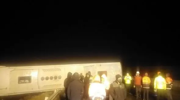 ۶ مجروح در واژگونی اتوبوس در  بیرجند 