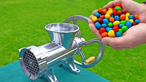 فیلم/ اگر آب نبات و ماکارونی را داخل چرخ گوشت بیندازید، چه اتفاقی می افتد؟ 