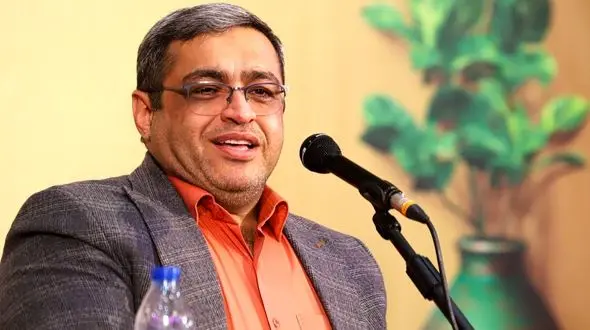 سعید عزیزی: آقایون حتما روز زن برای خانم‌هاتون کادو بگیرید؛ خانم‌ها با یک شاخه گل به اوج احساس میرسند، سلفی میگیرن من و گل یهویی