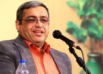 سعید عزیزی: آقایون حتما روز زن برای خانم‌هاتون کادو بگیرید؛ خانم‌ها با یک شاخه گل به اوج احساس میرسند، سلفی میگیرن من و گل یهویی