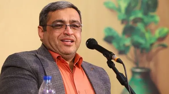 سعید عزیزی: آقایون حتما روز زن برای خانم‌هاتون کادو بگیرید؛ خانم‌ها با یک شاخه گل به اوج احساس میرسند، سلفی میگیرن من و گل یهویی