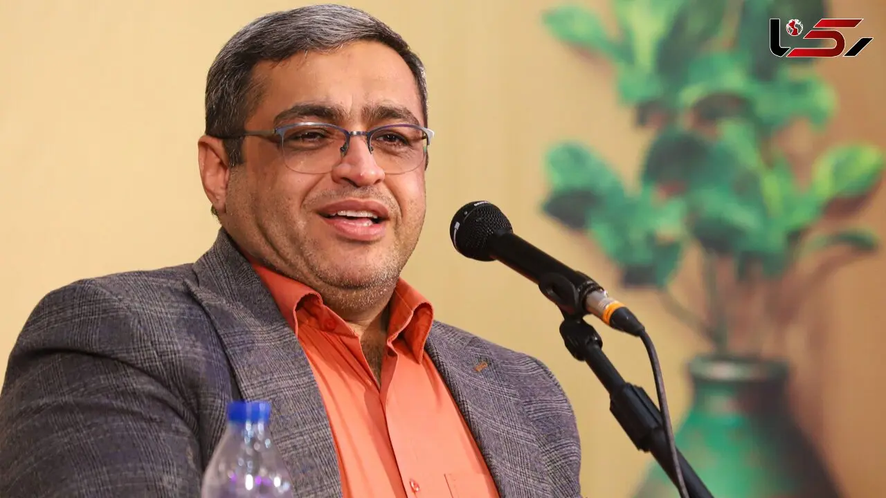 سعید عزیزی: آقایون حتما روز زن برای خانم‌هاتون کادو بگیرید؛ خانم‌ها با یک شاخه گل به اوج احساس میرسند، سلفی میگیرن من و گل یهویی