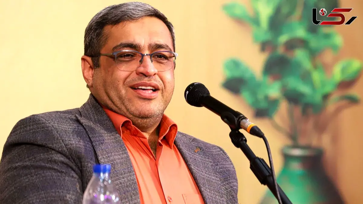 سعید عزیزی: آقایون حتما روز زن برای خانم‌هاتون کادو بگیرید؛ خانم‌ها با یک شاخه گل به اوج احساس میرسند، سلفی میگیرن من و گل یهویی