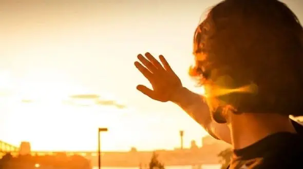 آفتاب و اشعه فرا بنفش، یکی از عوامل بروز خال است/ علائم خال های سرطانی را بشناسیم