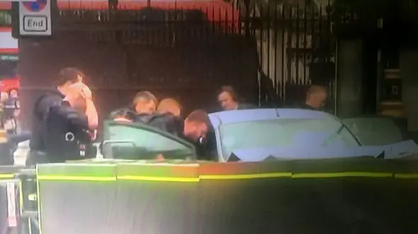 برخورد یک خودرو با موانع امنیتی پارلمان انگلیس در لندن + عکس و فیلم 