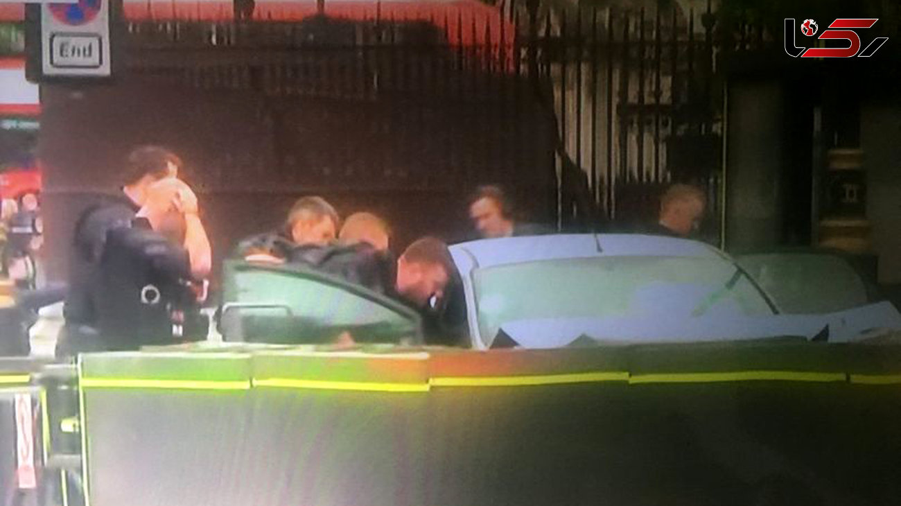 برخورد یک خودرو با موانع امنیتی پارلمان انگلیس در لندن + عکس و فیلم 
