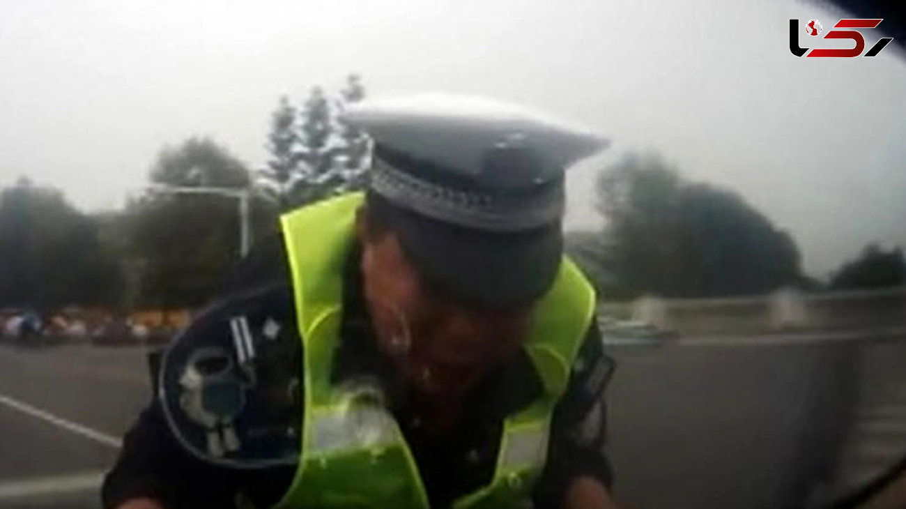 رانندگی و عمل ناشایست راننده مست با مامور پلیس در برابر دوربین + فیلم 