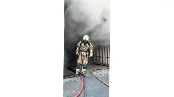 عملیات نفسگیر برای نجات 10 نفر از محاصره دود و آتش در خیابان بهار + فیلم و عکس