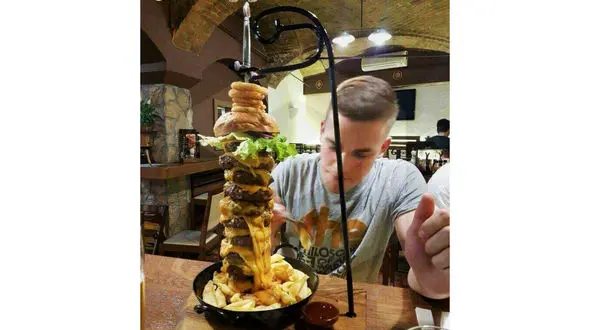 اگر می توانید این همبرگر را باید در 20 دقیقه بخورید+ عکس 