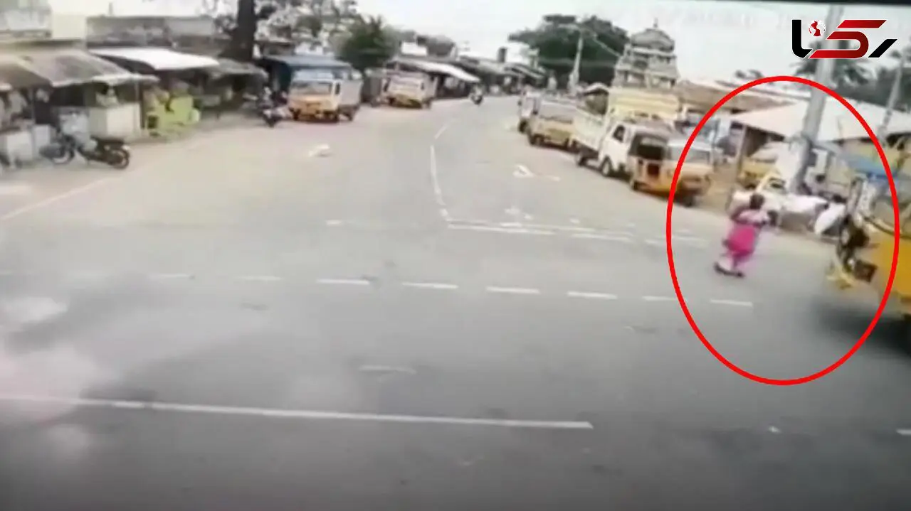 نجات معجزه آسای عابر پس از تصادف با کامیون! 