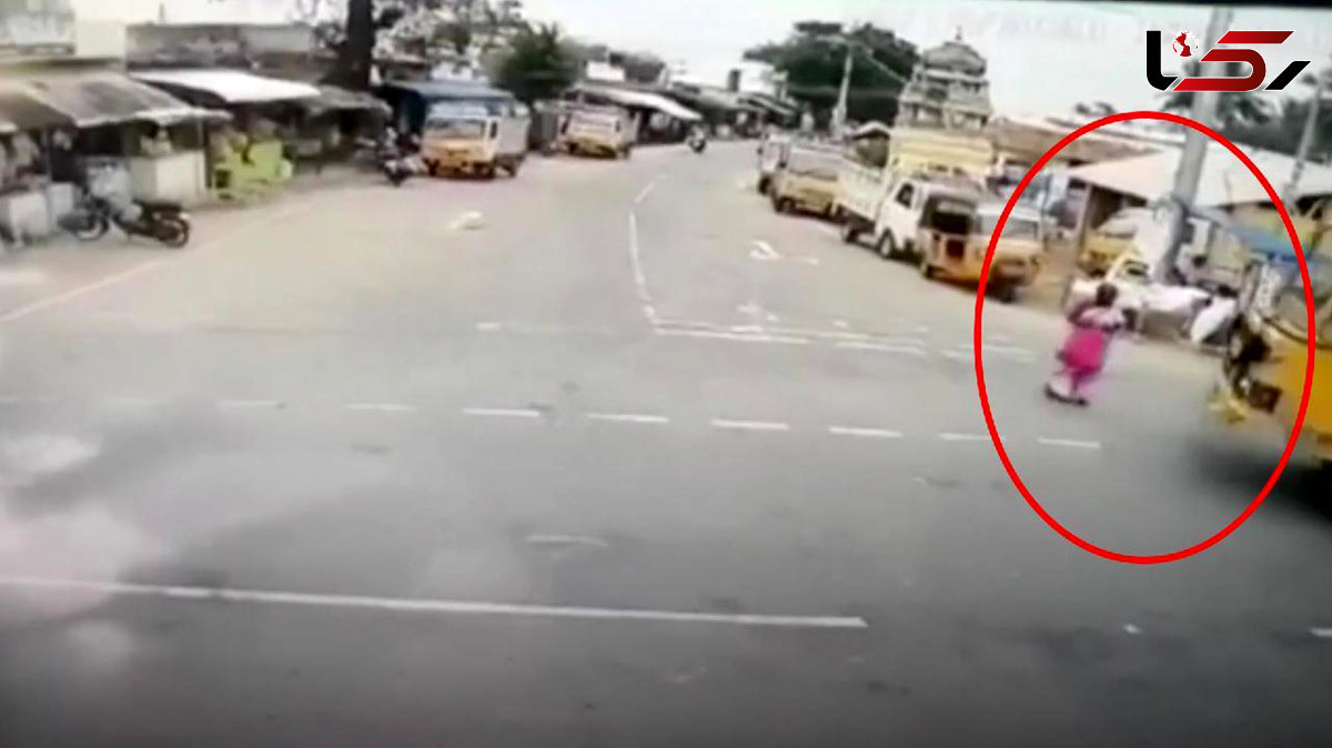 نجات معجزه آسای عابر پس از تصادف با کامیون! 