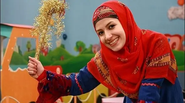 لحظه عجیب پیچ خوردن پای مجری زن حین ضبط برنامه