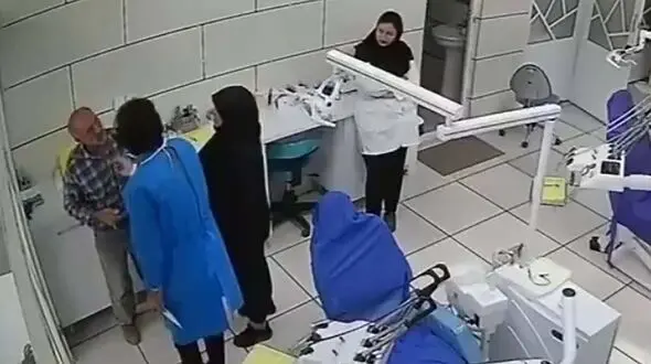 اختلاف بر سر هزینه درمان / عامل ضرب و شتم دندانپزشک خندابی دستگیر شد + فیلم لحظه درگیری