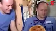 فضانوردها چطور پیتزا می خورند + فیلم