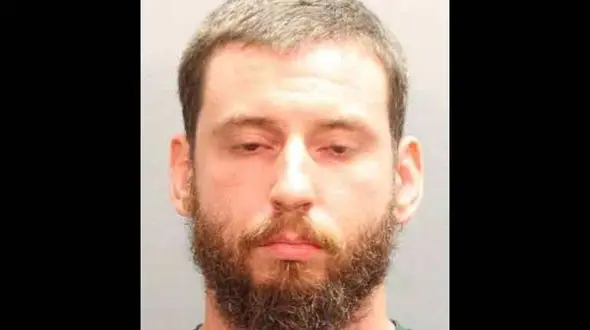 دو دختر دانش آموز راز بین خود و معلم مرد را به همسر او لو دادند+عکس