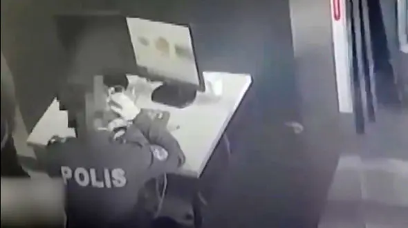 لحظه بازداشت یک قاچاقچی ایرانی در شهر وان ترکیه + فیلم