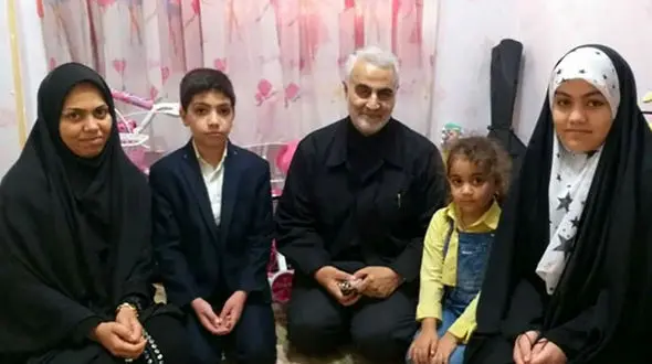 همسر شهیدی که سر حاج قاسم جیغ کشید / سردار چه گفت؟! + عکس ها