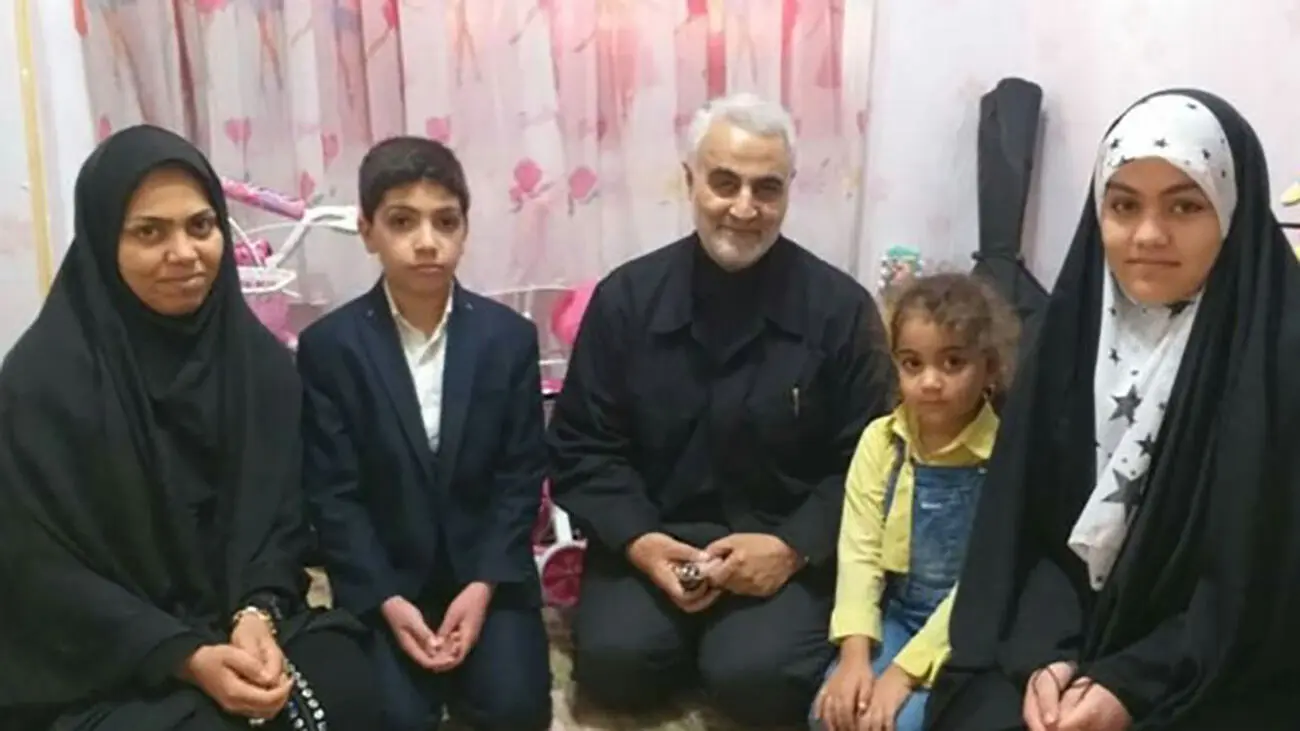 همسر شهیدی که سر حاج قاسم جیغ کشید / سردار چه گفت؟! + عکس ها