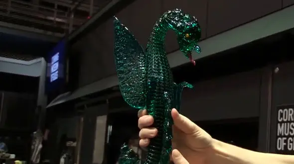 مراحل حیرت انگیز ساخت اژدهای شیشه ای با کریستال ذوب شده +فیلم