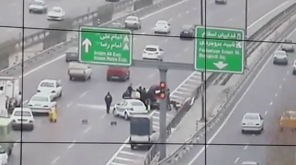 وانت گوجه فرنگی بزرگراه آزادگان را بست +تصاویر از مرکز کنترل ترافیک پلیس راهور