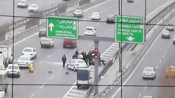 وانت گوجه فرنگی بزرگراه آزادگان را بست +تصاویر از مرکز کنترل ترافیک پلیس راهور