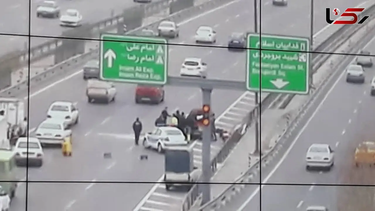 وانت گوجه فرنگی بزرگراه آزادگان را بست +تصاویر از مرکز کنترل ترافیک پلیس راهور