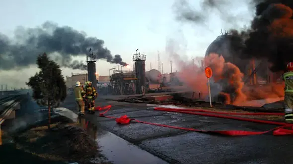 جزئیات آتش‌سوزی و عملیات نفس گیر آتش نشانان در پالایشگاه تهران + عکس و فیلم