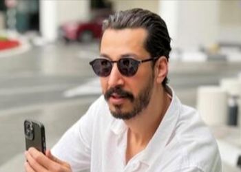 فیلم آواز باشکوه بهرام افشاری با آهنگ معروف سیاوش قمیشی / با همراهی گیتار ! 
