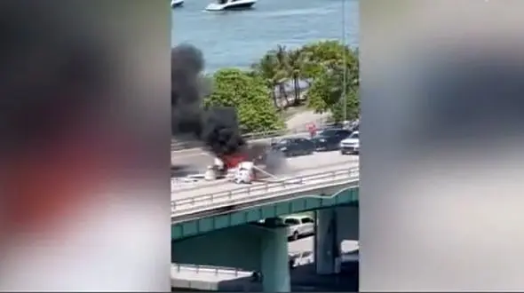 فیلم سقوط مرگبار هواپیما روی ماشین / راننده زنده ماند