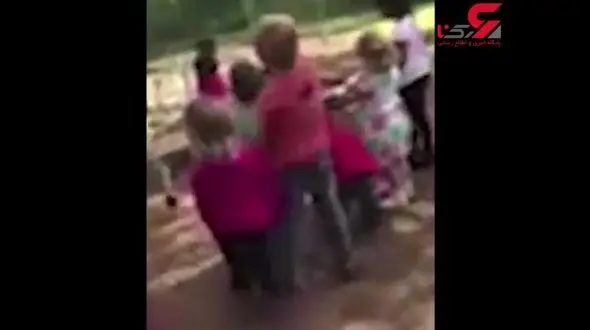 دستور معلم  کودکستان آمریکایی برای کتک زدن یک بچه توسط دوستانش! +فیلم