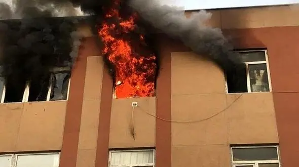 آتش‌سوزی در یک واحد مسکن مهر سمنان/ سقوط یک زن از طبقه چهارم