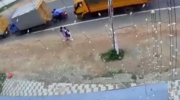 له شدن موتورسواران بین دو کامیون + فیلم