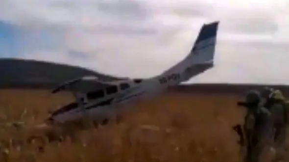 تصادف یک هواپیما با کابل‌ برق! + فیلم