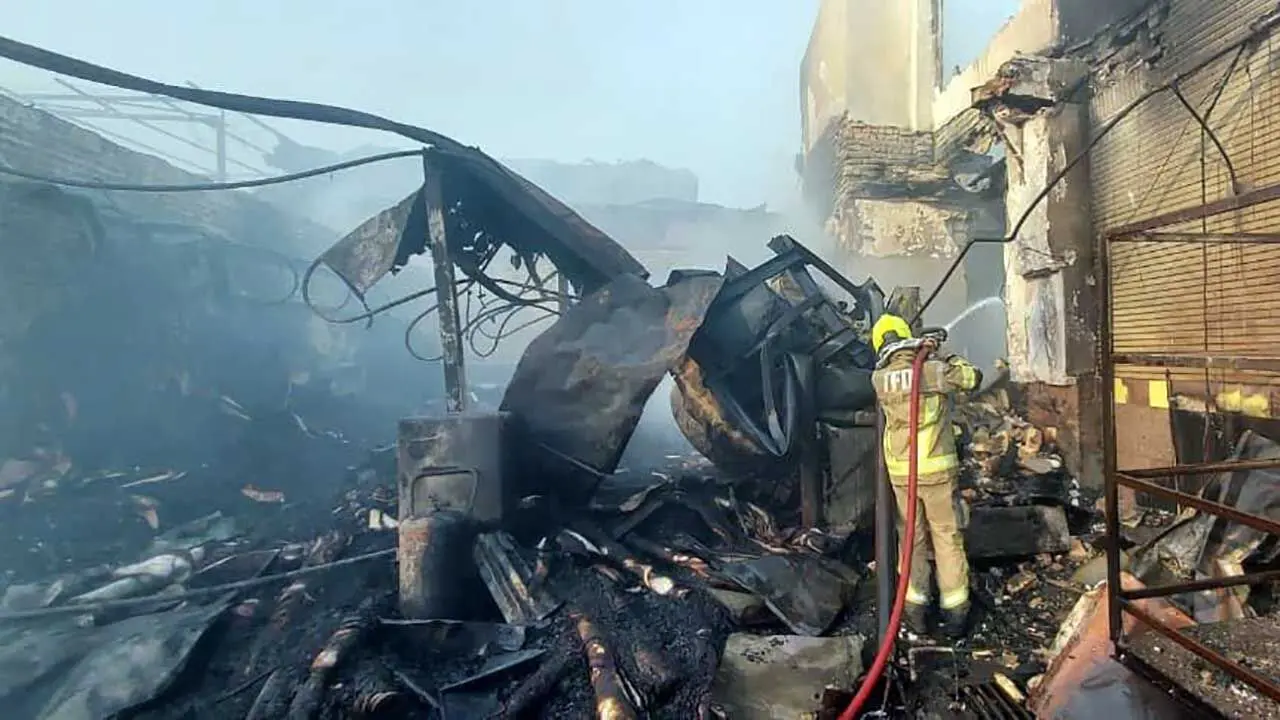 آتش سوزی گسترده انبار فرش در میدان قیام تهران