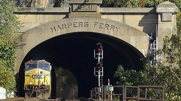 سقوط واگن‌های بار سمی قطار ! / پل فرو ریخت !