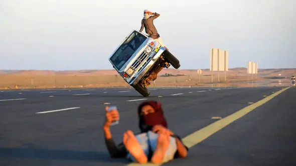 ببینید / شیرین کاری خطرناک عربستانی‌ها؛ رانندگی روی دو چرخ خودرو! + فیلم 