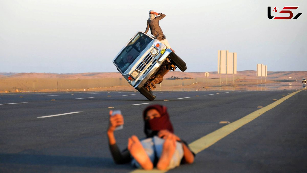 ببینید / شیرین کاری خطرناک عربستانی‌ها؛ رانندگی روی دو چرخ خودرو! + فیلم 