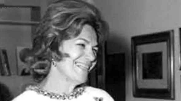 عکس؛ سفر به تاریخ؛ «مادر فرح دیبا و مادر زن محمدرضا پهلوی» در 22 سالگی با لباس نظامی در کنار شوهرش؛ سال 1320