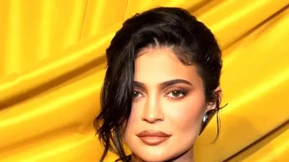 کایلی جنر خودشو شبیه خروس کرد! /  وقتی خدا بهت پول داده ولی سلیقه نه!