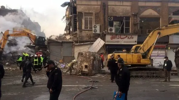 خارج کردن ابر گاوصندوق بانک از میان آوارهای پلاسکو + فیلم و عکس 