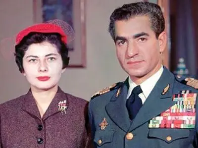 عکس سفر در زمان / محمدرضا پهلوی و ثریا، همسر دوم اش در  مراسم دهه 30