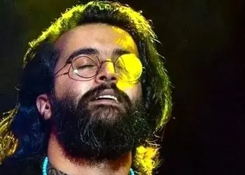 آواز احساسی؛ مهدی دارابی تو عمق کنسرتش یهو میکروفون میندازه زمین با صدا اصلیش میخونه