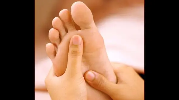 چرا کف پا ترک می خورد؟/شایع ترین علت ها