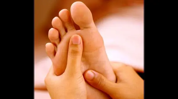 چرا کف پا ترک می خورد؟/شایع ترین علت ها