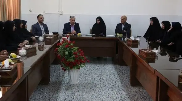 غوغای دختران دانش آموز در زندان یزد ! / به احترام شان باید ایستاد