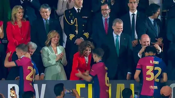 فیلم رفتار سرد پادشاه اسپانیا با گاوی به خاطر بی‌محلی بازیکن بارسا به ابراز علاقه دخترش!