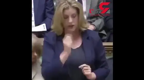  حرکات غیرمعمول خانم وزیر حین سخنرانی در مجلس+فیلم