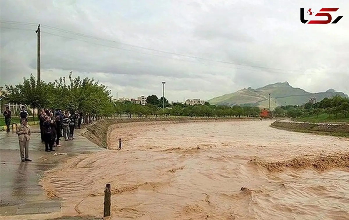 مسدود شدن ۱۰ محور روستایی و خسارت گسترده به شبکه آبرسانی کلات در پی سیلاب/  امدادرسانی به گردشگران در روستای حمام‌قلعه