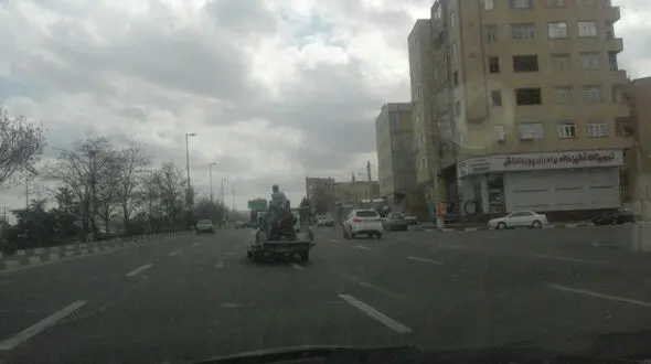 بازی با جان راکب موتور پشت وانت بدون ایمنی + فیلم