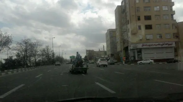 بازی با جان راکب موتور پشت وانت بدون ایمنی + فیلم